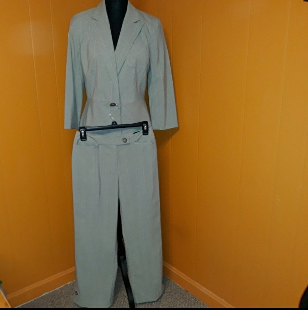 NWT Worthington stretch pinstripe capris suit jacket size 6 & pants size 4